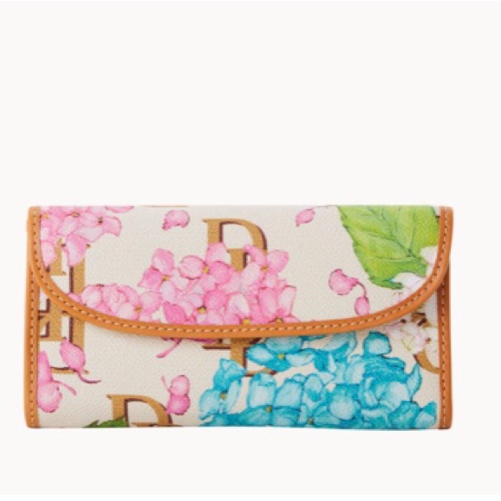 🆕Dooney and Bourke Continental Clutch in Hydrangeas